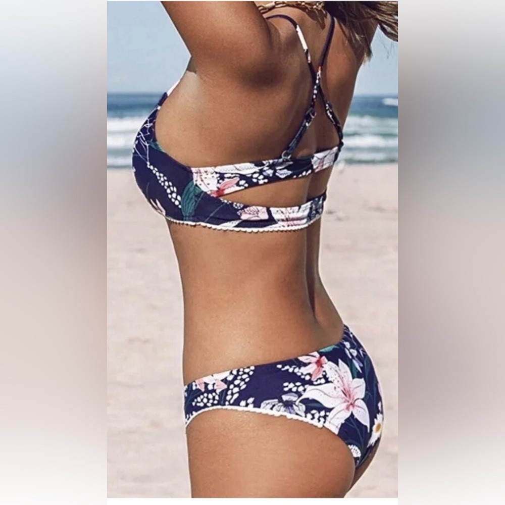 Cupshe Bikini Bathingsuit Womens XL Blue Floral Swimsuit Cutout Two Piece - Picture 3 of 15